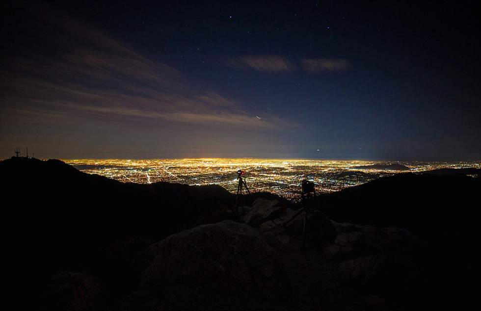制作一部20秒鐘的短片需要拍攝近450張類似照片。（網(wǎng)頁截圖）