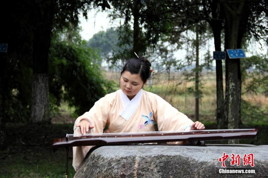 圖為在校園里撫琴的胡雅潔。