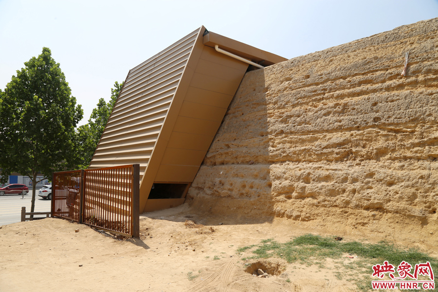 千年商都遺址仿佛披上“黃金甲”。