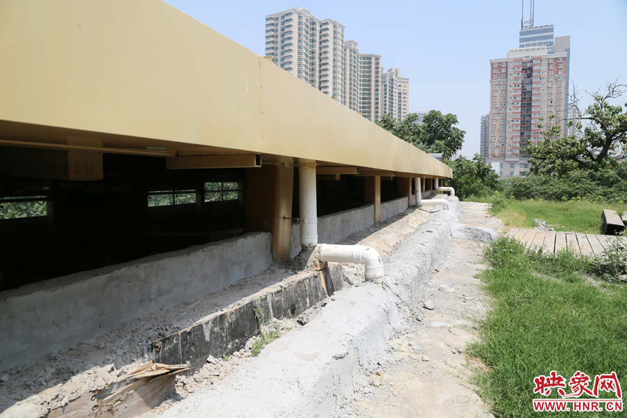 保護(hù)殼外部設(shè)計有排水系統(tǒng)。