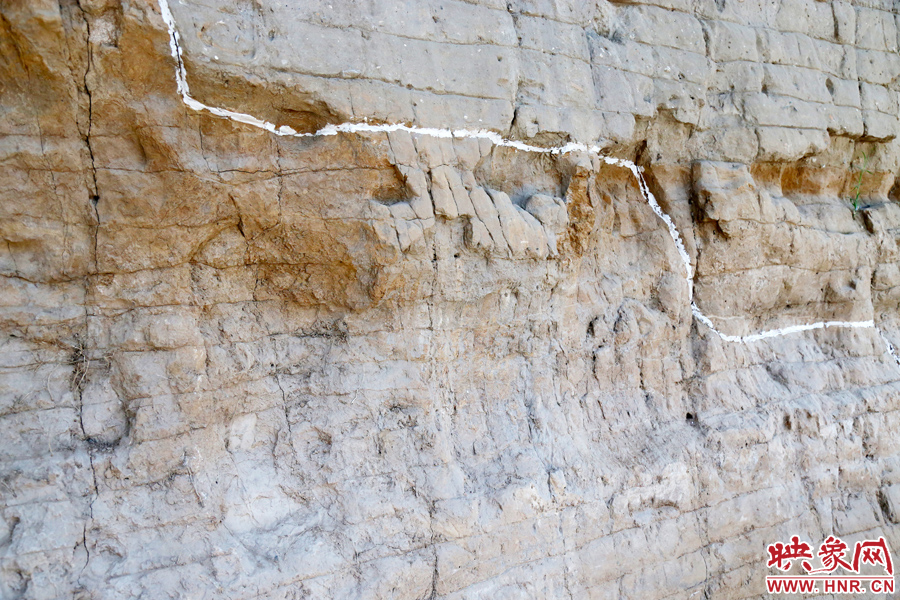 待工程開放后，游客走進(jìn)城墻內(nèi)部，可以看到商代的紅色夯土層、戰(zhàn)國時期的白色夯土層。