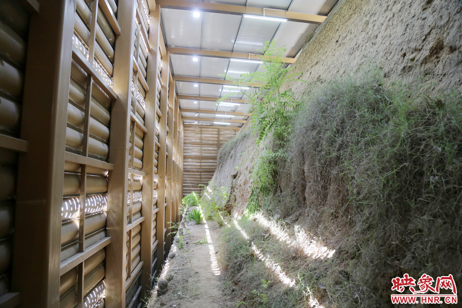 鄭州市商城遺址保護(hù)管理處對該節(jié)點1700米城垣兩側(cè)斷面遺址進(jìn)行保護(hù)性設(shè)施建設(shè)。