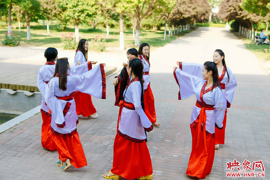 走遍校園的每個角落，只為你能盡可能將有關(guān)的記憶都帶走。