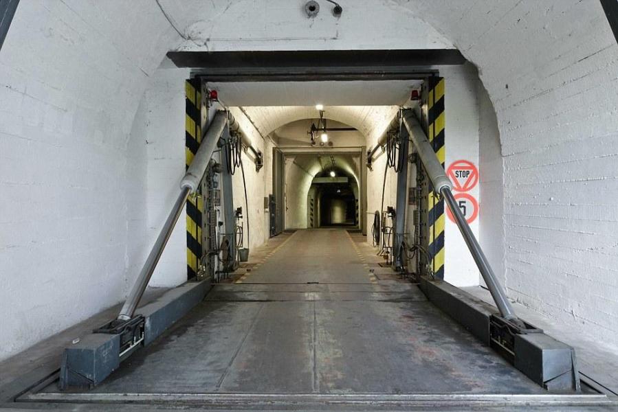 圖為地堡內(nèi)的通道，皆配備攝像頭。