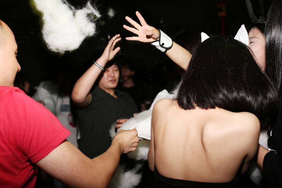 北京夜店:兔女郎與女白領(lǐng)枕頭大戰(zhàn) 北京夜店:兔女郎與女白領(lǐng)枕頭大戰(zhàn)