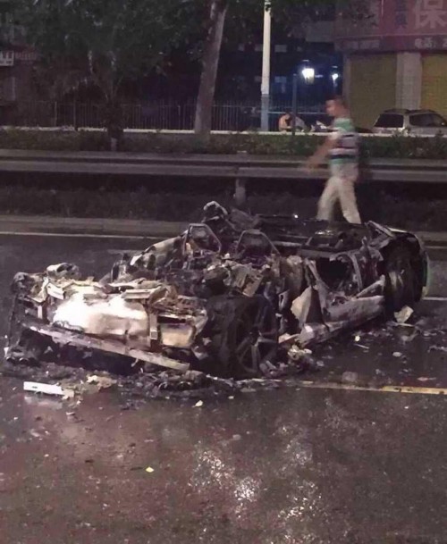 蘭博基尼跑車撞貨車燒成廢鐵 司機(jī)當(dāng)場(chǎng)死亡 蘭博基尼跑車撞貨車燒成廢鐵 司機(jī)當(dāng)場(chǎng)死亡