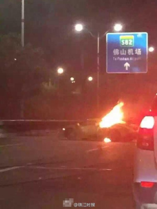 蘭博基尼跑車撞貨車燒成廢鐵 司機(jī)當(dāng)場(chǎng)死亡 蘭博基尼跑車撞貨車燒成廢鐵 司機(jī)當(dāng)場(chǎng)死亡