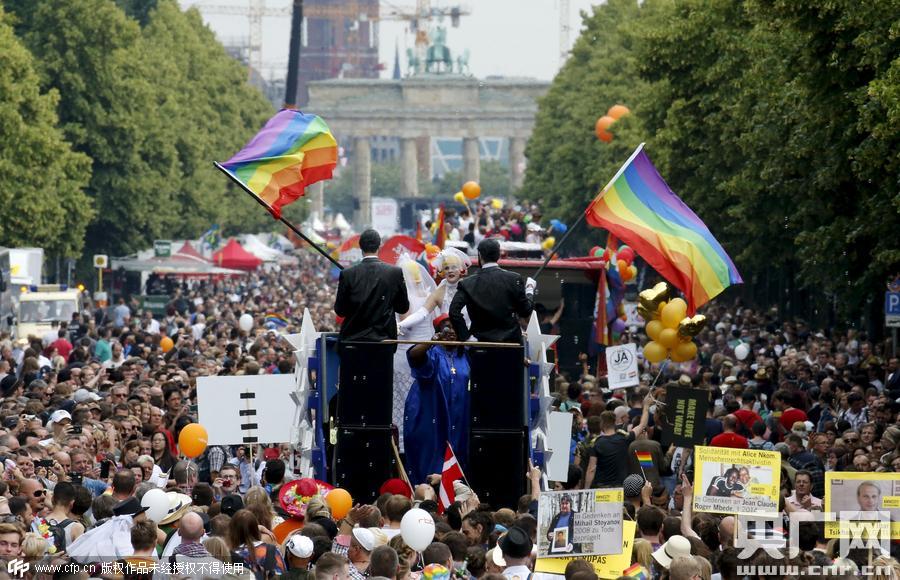 德國(guó)柏林，當(dāng)?shù)嘏e行同性戀驕傲大游行
