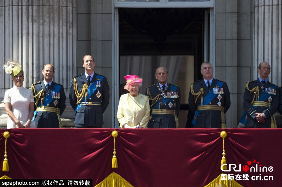 英國(guó)女王伊麗莎白二世攜眾王室成員觀看空軍飛行表演。