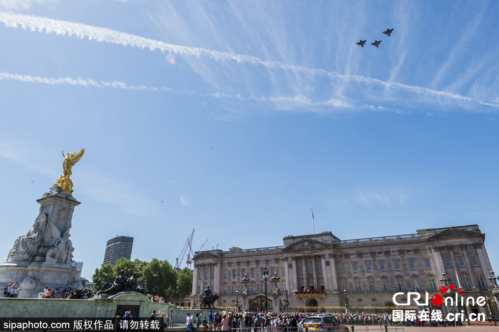 數(shù)架颶風(fēng)噴火戰(zhàn)斗機(jī)和臺(tái)風(fēng)戰(zhàn)斗機(jī)編隊(duì)飛躍白金漢宮上空，參加了紀(jì)念儀式。