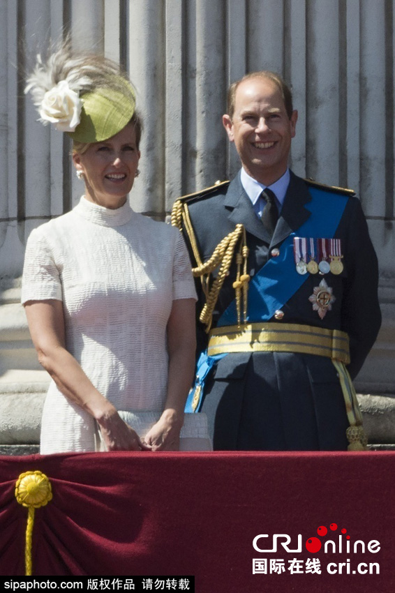 英國(guó)女王伊麗莎白二世攜眾王室成員觀看空軍飛行表演。