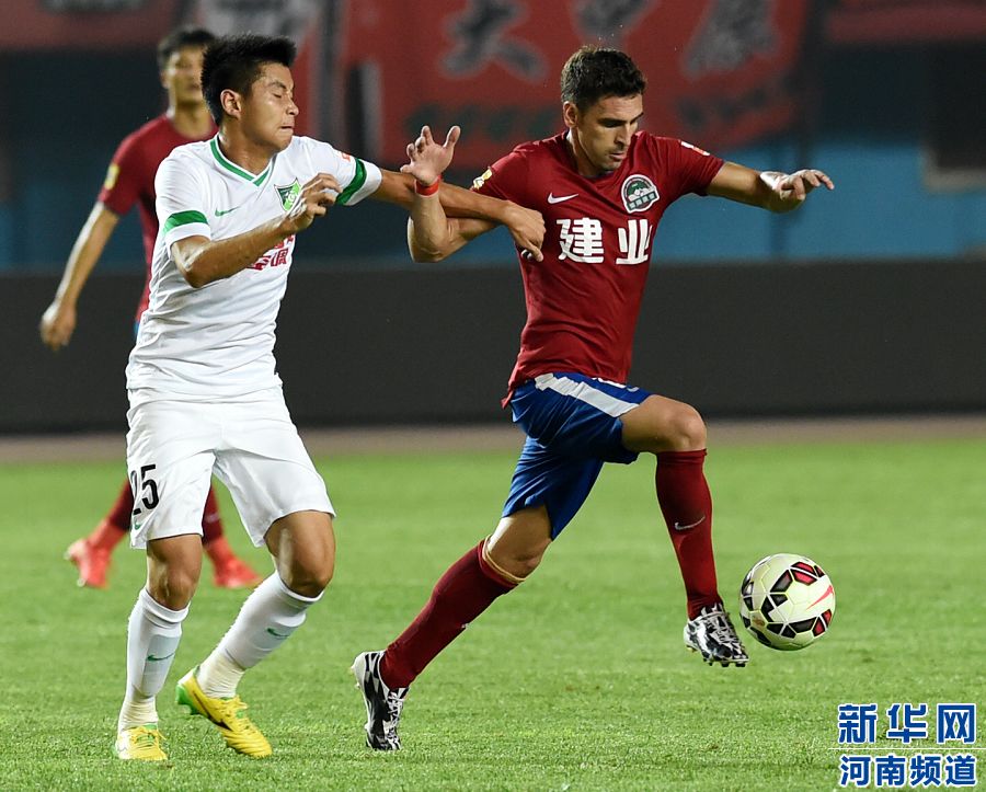 7月19日，河南建業(yè)隊球員伊沃（右）在比賽中帶球進攻。