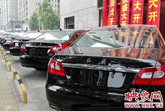 路邊一棟樓上懸掛著二三十條紅色條幅，全部是祝賀一家公司開業(yè)的。