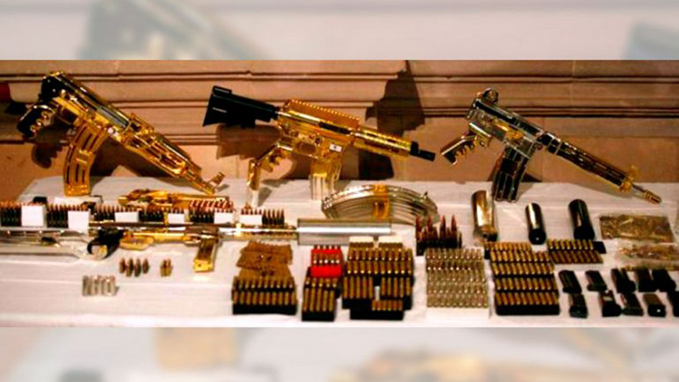 墨西哥毒梟古斯曼收藏的黃金手槍(網(wǎng)頁(yè)截圖) 墨西哥毒梟古斯曼收藏的黃金手槍(網(wǎng)頁(yè)截圖)