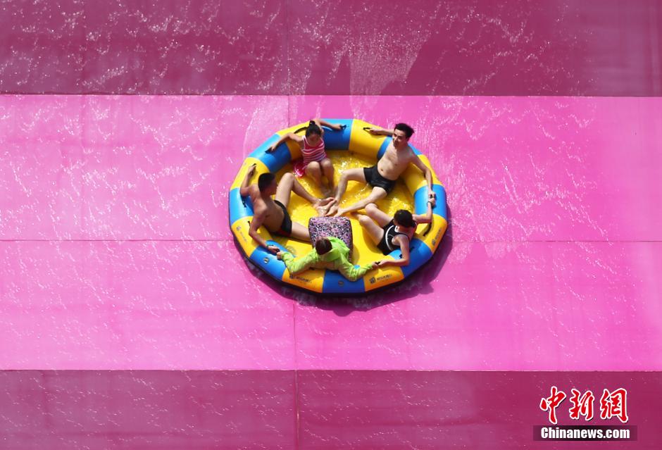 8月1日，民眾扎堆在南京湯山歡樂水魔方水上樂園戲水，享受“冰火兩重天”的涼爽和激情。連日來，中國大部分地區(qū)迎來高溫天氣。