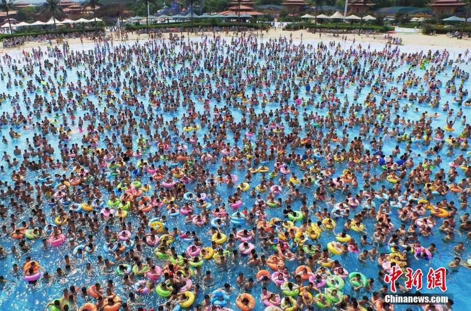 8月1日，民眾扎堆在南京湯山歡樂水魔方水上樂園戲水，享受“冰火兩重天”的涼爽和激情。連日來，中國大部分地區(qū)迎來高溫天氣。