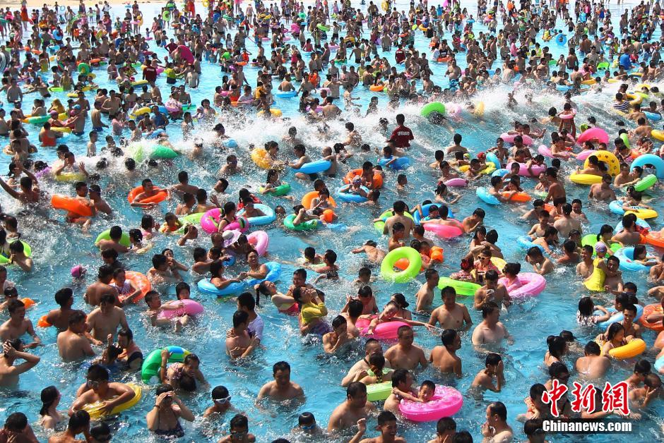 8月1日，民眾扎堆在南京湯山歡樂水魔方水上樂園戲水，享受“冰火兩重天”的涼爽和激情。連日來，中國大部分地區(qū)迎來高溫天氣。
