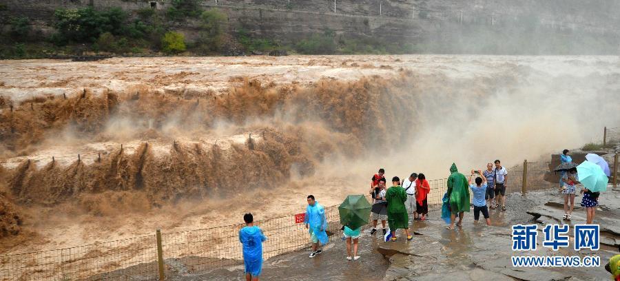8月2日，游客在山西吉縣黃河壺口瀑布景區(qū)游覽觀瀑。