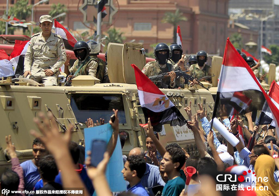 當(dāng)?shù)貢r間2015年8月6日，埃及開羅，民眾集會慶祝新蘇伊士運河開通。圖片來源:CFP