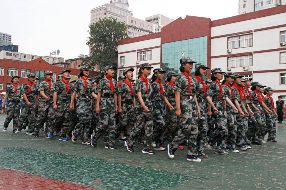 同學們在雨中堅持完成了會操表演。