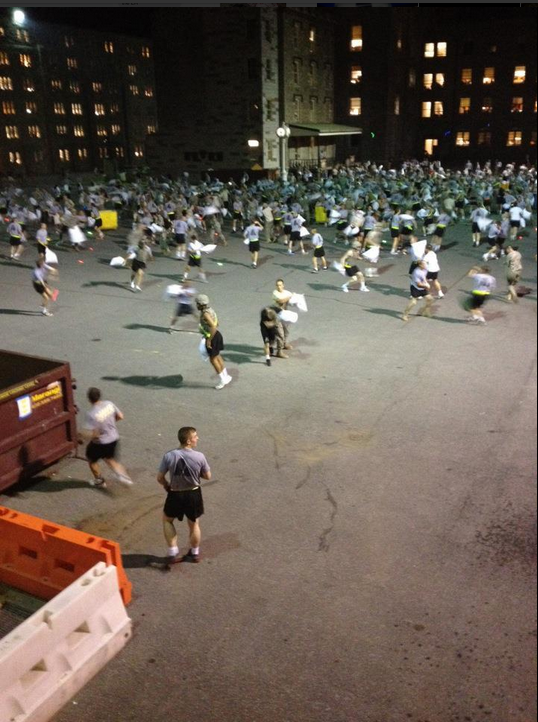 美國西點軍校枕頭大戰(zhàn)變“群架” 30名學(xué)員受傷