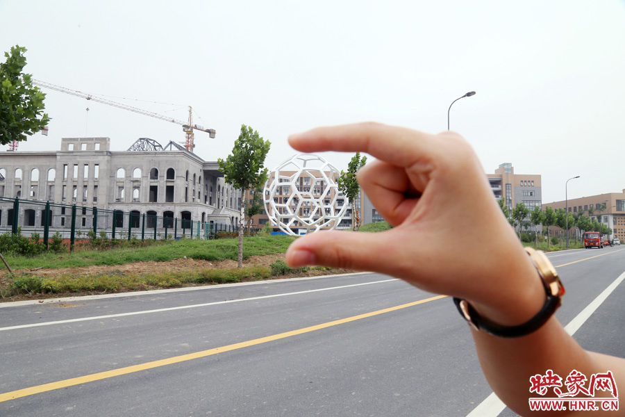 一名女生在拍創(chuàng)意照片。