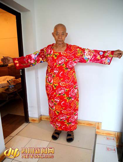 四川八旬老頭變"潮男" 上街穿長(zhǎng)裙為自己代言 四川八旬老頭變"潮男" 上街穿長(zhǎng)裙為自己代言