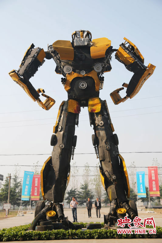 10月14日，一只高18米、寬8米的“變形金剛”矗立在河南省平頂山市寶豐縣一家企業(yè)門前。