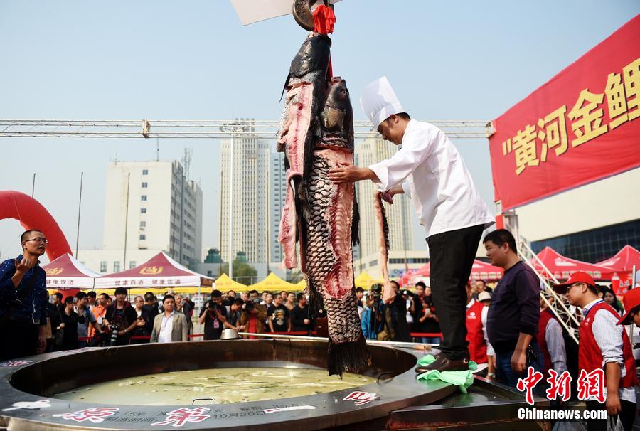 河南鄭州，一個(gè)直徑3.15米，深0.7米，可容納3噸高湯的“中原第一鍋”現(xiàn)場(chǎng)烹煮火鍋盛宴。