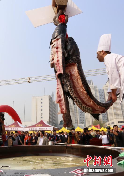 廚師對(duì)魚肉進(jìn)行處理。 圖片來源：CFP視覺中國(guó)