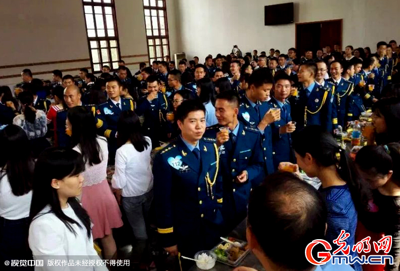 湖北武漢，“嫁人就嫁解放軍”，每年一屆的武漢軍旅姻緣會(huì)17日在駐漢空軍某指揮所文化活動(dòng)中心舉行