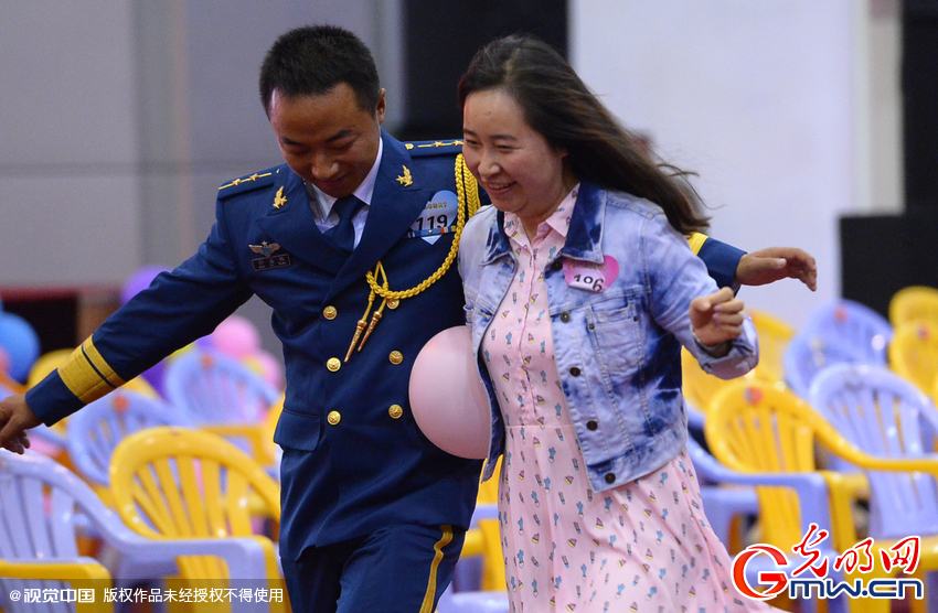 湖北武漢，“嫁人就嫁解放軍”，每年一屆的武漢軍旅姻緣會(huì)17日在駐漢空軍某指揮所文化活動(dòng)中心舉行