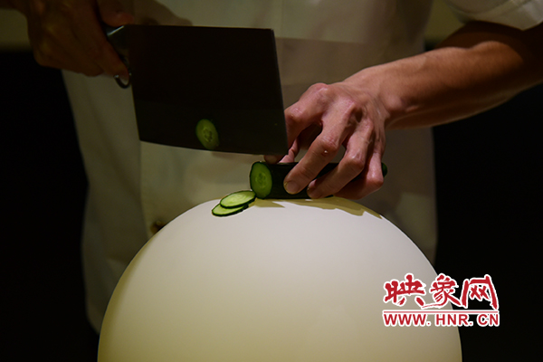 在面團氣球上切菜。