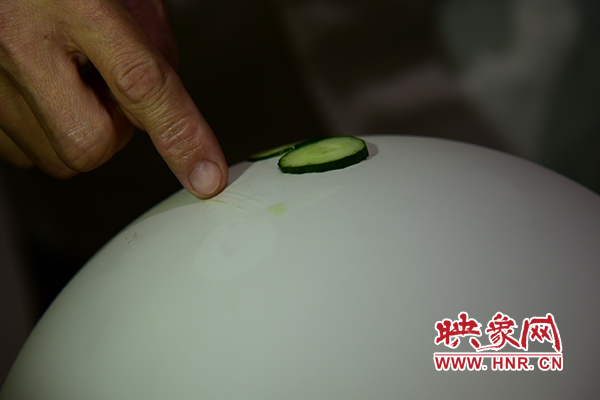 在面團氣球上切菜。