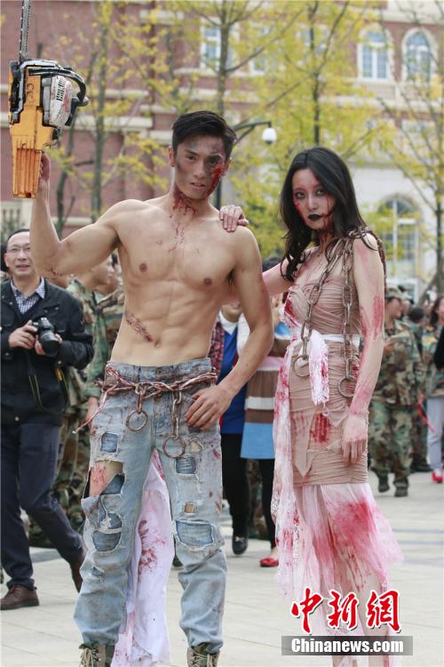 男神教師扮“鬼”學(xué)生稱其為“史上顏值最高男鬼”。何浠 攝