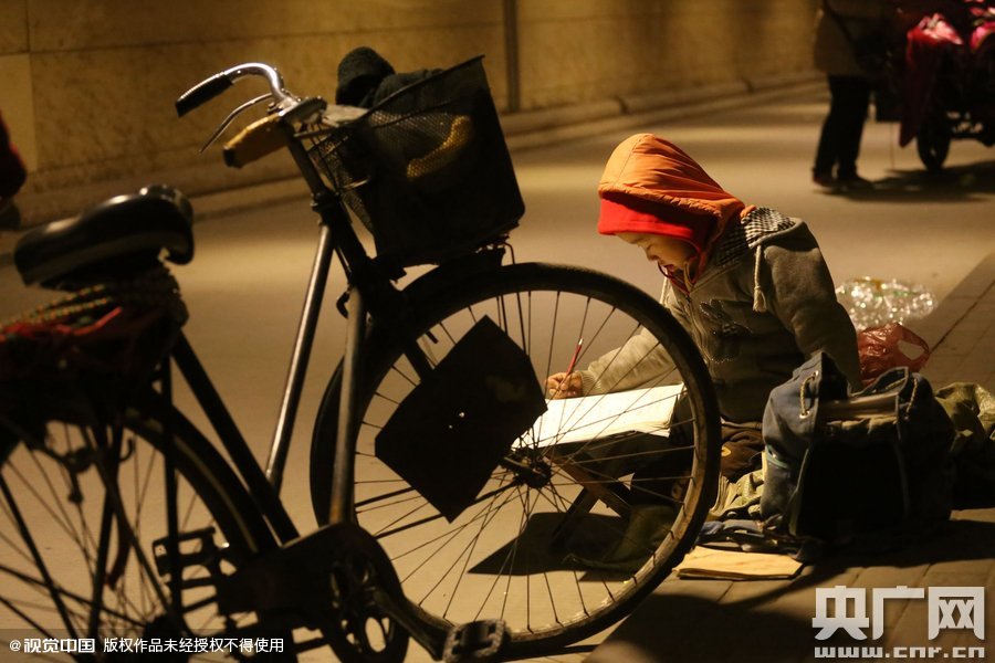 他的父母說(shuō)，晚上回去晚，孩子的作業(yè)都是在這寫，做小生意不容易，孩子還陪著遭罪，經(jīng)常還有城管攆著不讓在這賣。