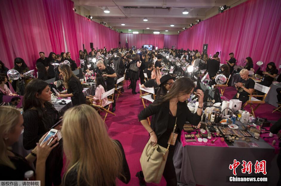 當?shù)貢r間11月10日，2015維多利亞的秘密年度內衣秀在紐約上演，模特在后臺緊張地準備中。