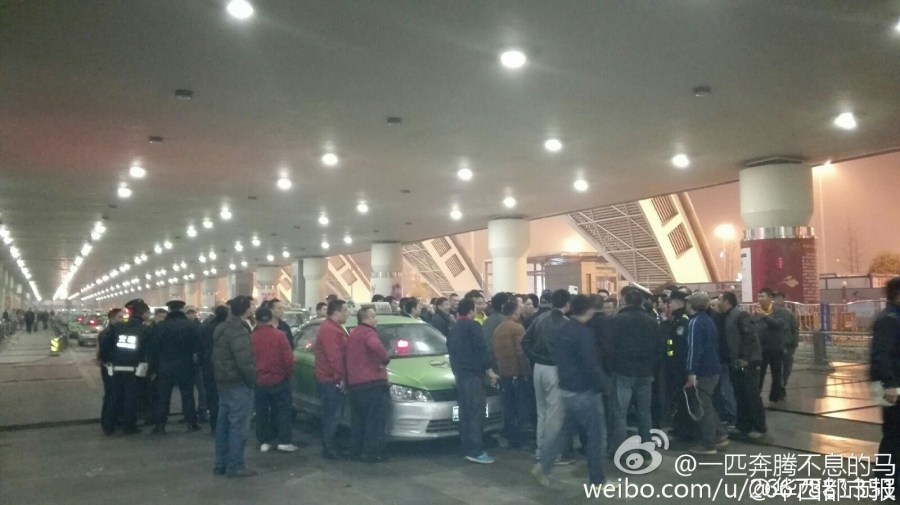 網(wǎng)曝成都雙流機(jī)場出租車司機(jī)罷工 致數(shù)百旅客滯留
