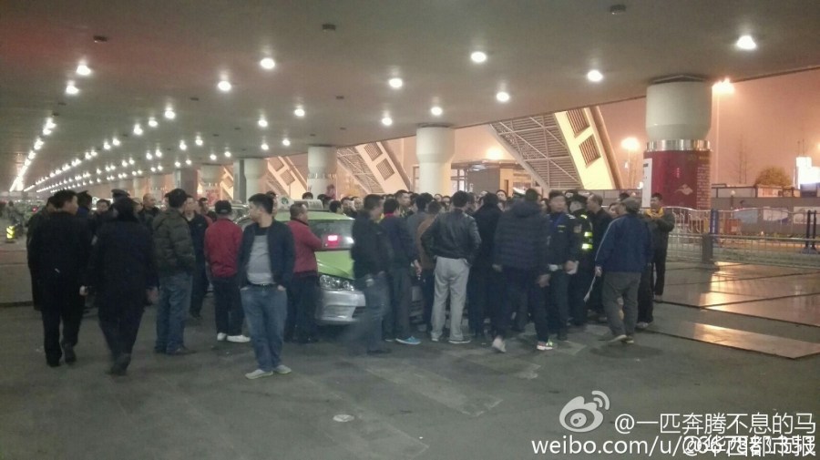 機(jī)場后調(diào)配10多輛機(jī)場大巴運送旅客進(jìn)城。