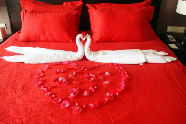 情人節(jié)最溫暖告白！84歲老人包下整樓示愛老伴