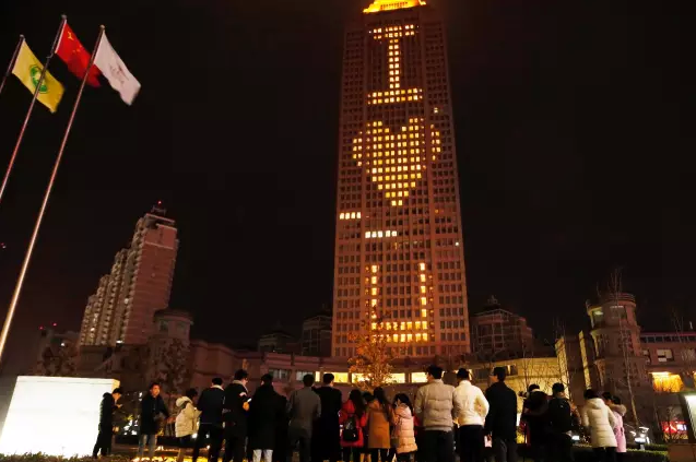 情人節(jié)最溫暖告白！84歲老人包下整樓示愛老伴