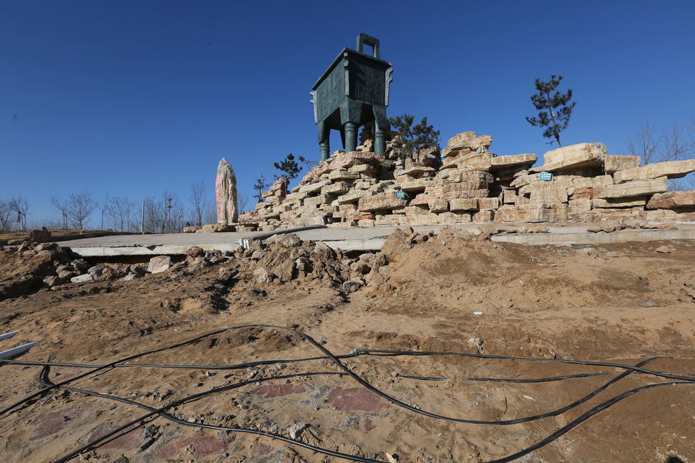 鄭州河邊建十米高銅鼎無防護(hù) 網(wǎng)友:不怕淹了？