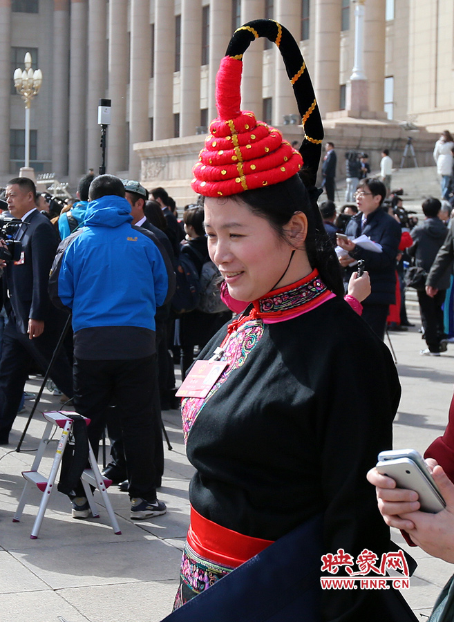 這位代表的頭飾你能猜出是哪個(gè)省的么？