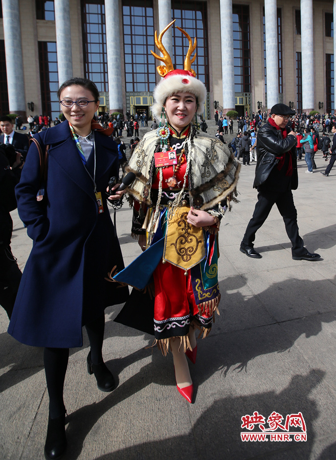 這位黑龍江代表團(tuán)的人大代表，頭上高高的頭飾相當(dāng)搶眼