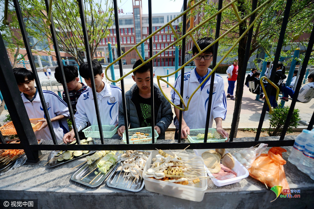 藝校實(shí)行封閉管理 學(xué)生“跨欄”買飯