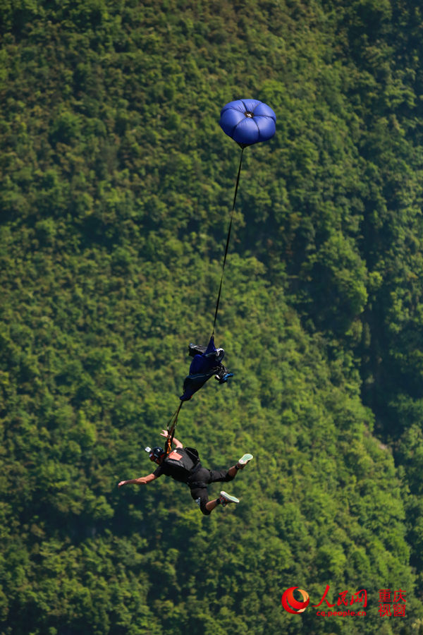 28日，2016世界低空跳傘大賽在重慶云陽龍缸景區(qū)正式開賽。圖為選手角逐中。劉政寧 攝