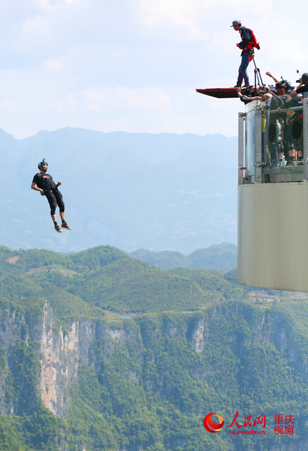 28日，2016世界低空跳傘大賽在重慶云陽龍缸景區(qū)正式開賽。圖為選手角逐中。劉政寧 攝