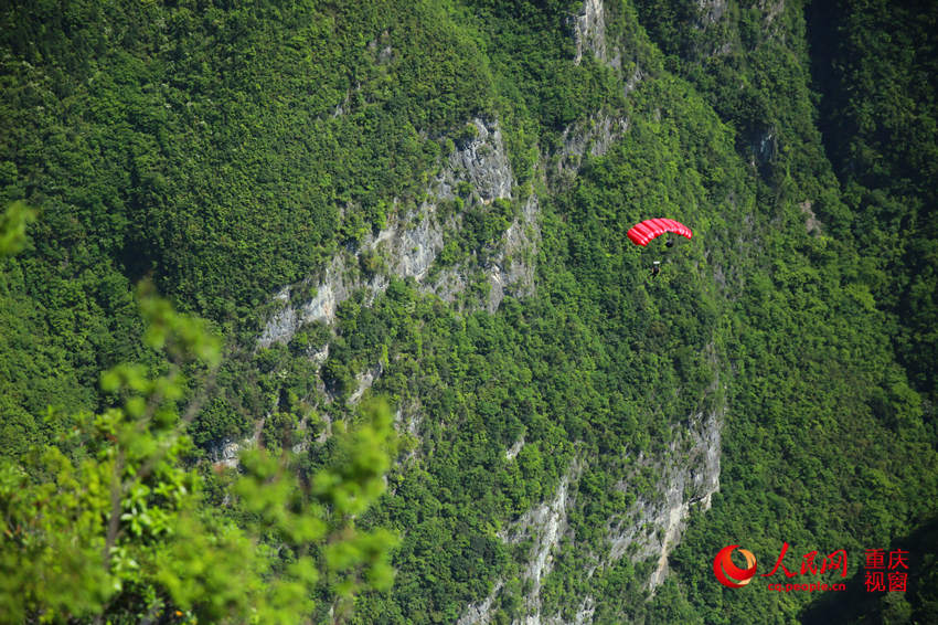 28日，2016世界低空跳傘大賽在重慶云陽龍缸景區(qū)正式開賽。圖為選手角逐中。劉政寧 攝