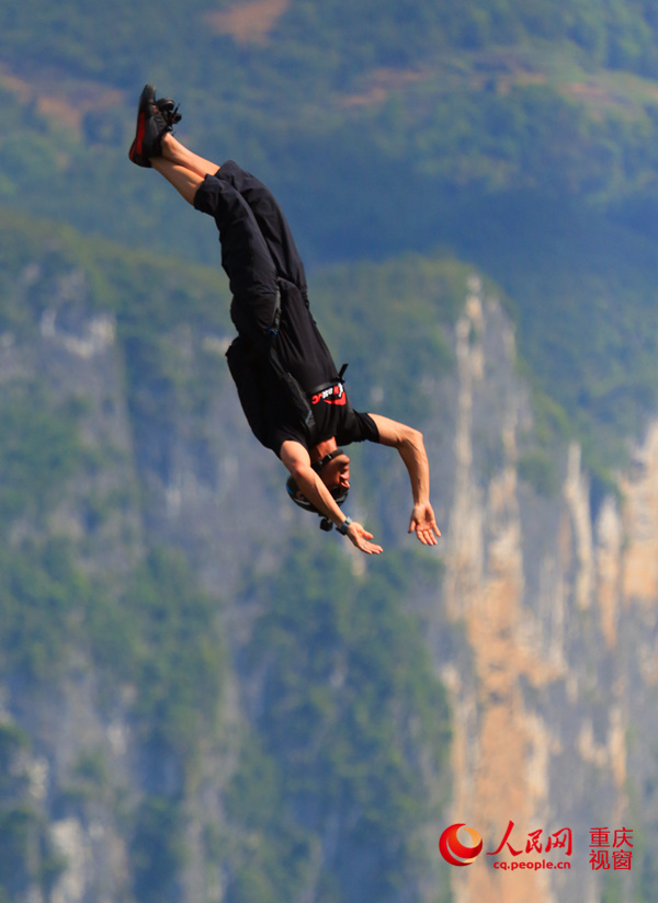 28日，2016世界低空跳傘大賽在重慶云陽龍缸景區(qū)正式開賽。圖為選手角逐中。劉政寧 攝
