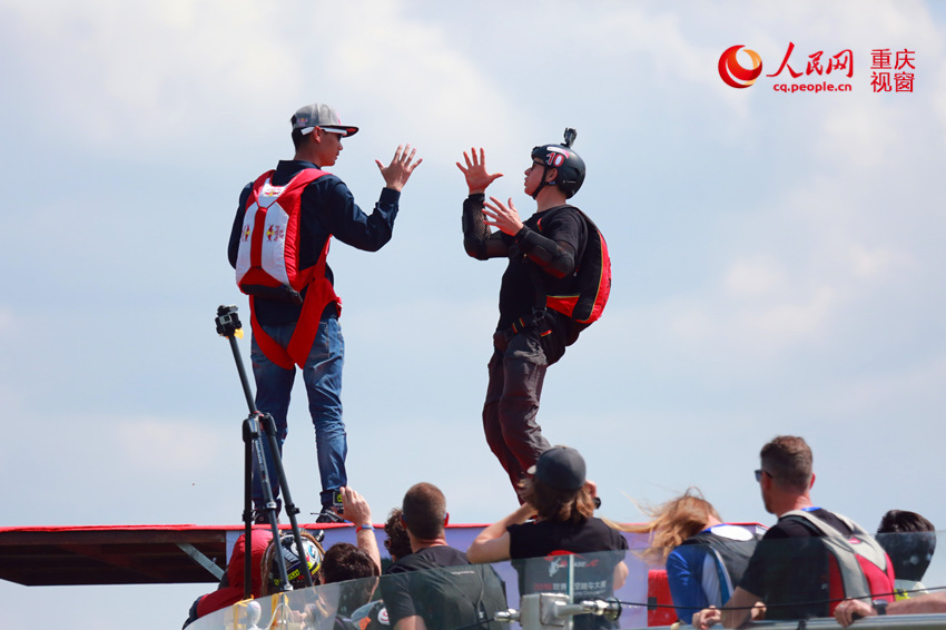 28日，2016世界低空跳傘大賽在重慶云陽龍缸景區(qū)正式開賽。圖為選手角逐中。劉政寧 攝